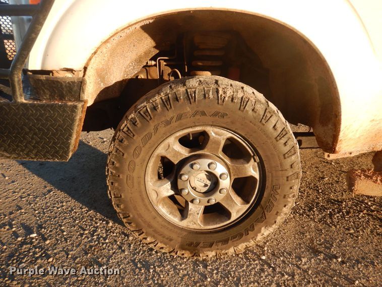 image for item MW9324 2011 Ford F350 Super Duty XLT  Crew Cab pickup truck