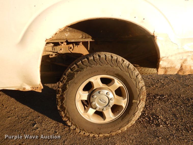 image for item MW9324 2011 Ford F350 Super Duty XLT  Crew Cab pickup truck