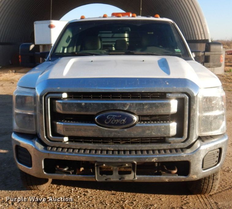 image for item MW9326 2013 Ford F350 Super Duty XLT  Crew Cab flatbed pickup truck