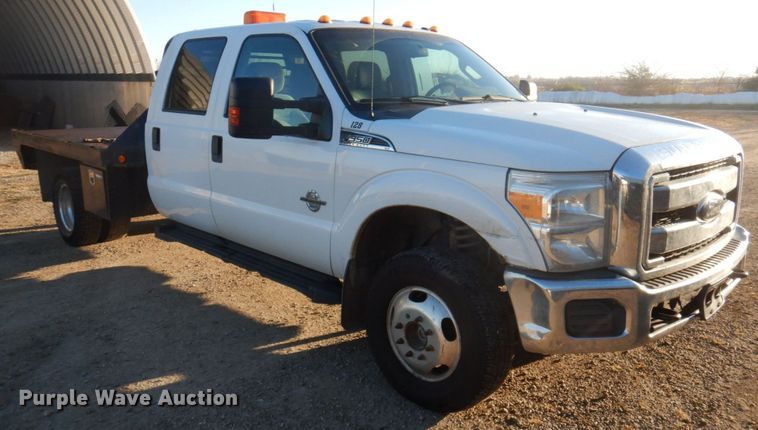 image for item MW9326 2013 Ford F350 Super Duty XLT  Crew Cab flatbed pickup truck