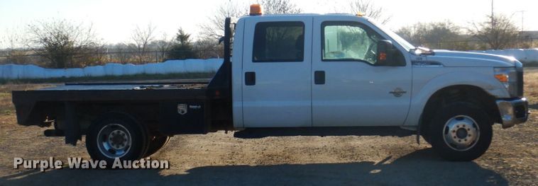 image for item MW9326 2013 Ford F350 Super Duty XLT  Crew Cab flatbed pickup truck