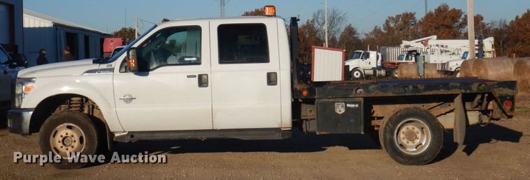 image for item MW9326 2013 Ford F350 Super Duty XLT  Crew Cab flatbed pickup truck