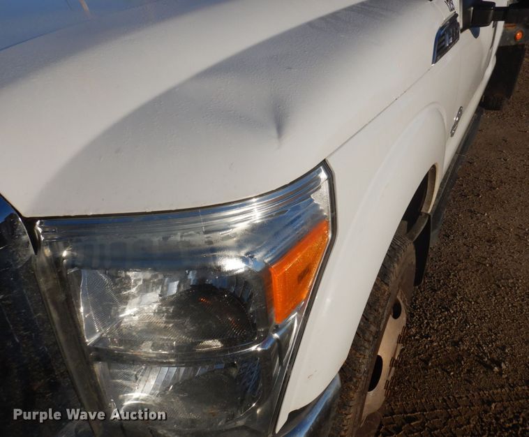 image for item MW9326 2013 Ford F350 Super Duty XLT  Crew Cab flatbed pickup truck
