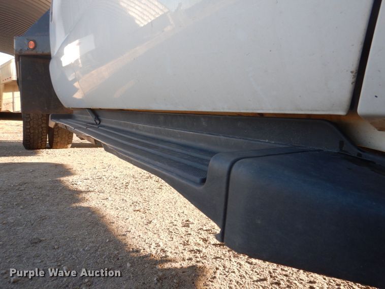 image for item MW9326 2013 Ford F350 Super Duty XLT  Crew Cab flatbed pickup truck