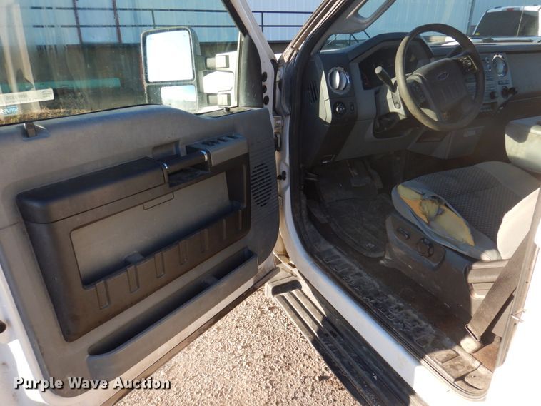 image for item MW9326 2013 Ford F350 Super Duty XLT  Crew Cab flatbed pickup truck