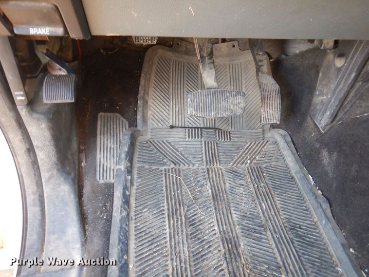 image for item MW9326 2013 Ford F350 Super Duty XLT  Crew Cab flatbed pickup truck