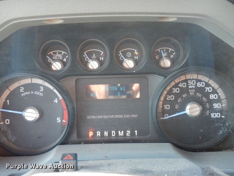 image for item MW9326 2013 Ford F350 Super Duty XLT  Crew Cab flatbed pickup truck