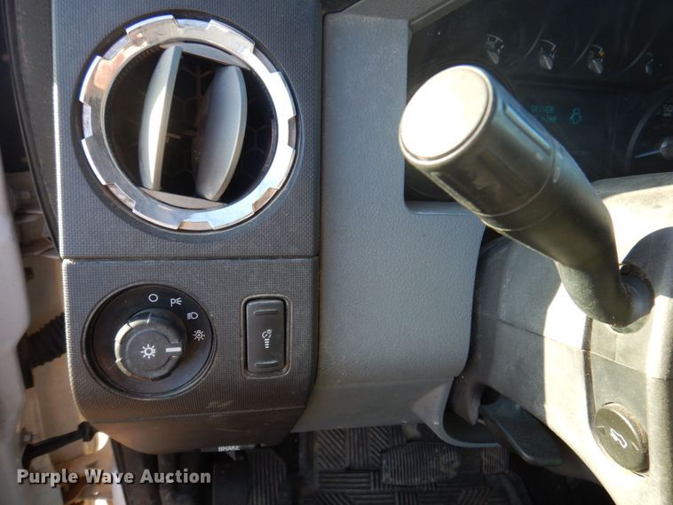 image for item MW9326 2013 Ford F350 Super Duty XLT  Crew Cab flatbed pickup truck