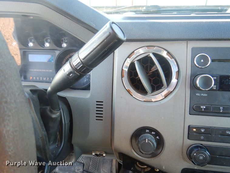 image for item MW9326 2013 Ford F350 Super Duty XLT  Crew Cab flatbed pickup truck