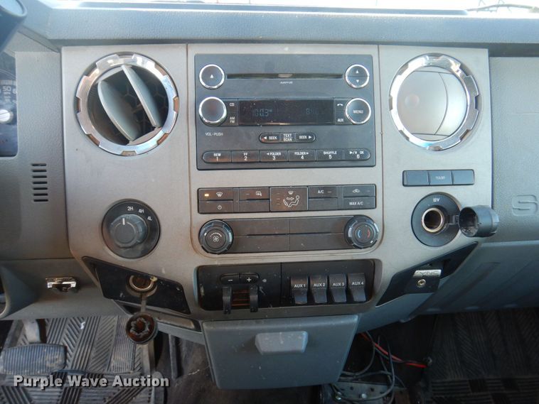 image for item MW9326 2013 Ford F350 Super Duty XLT  Crew Cab flatbed pickup truck