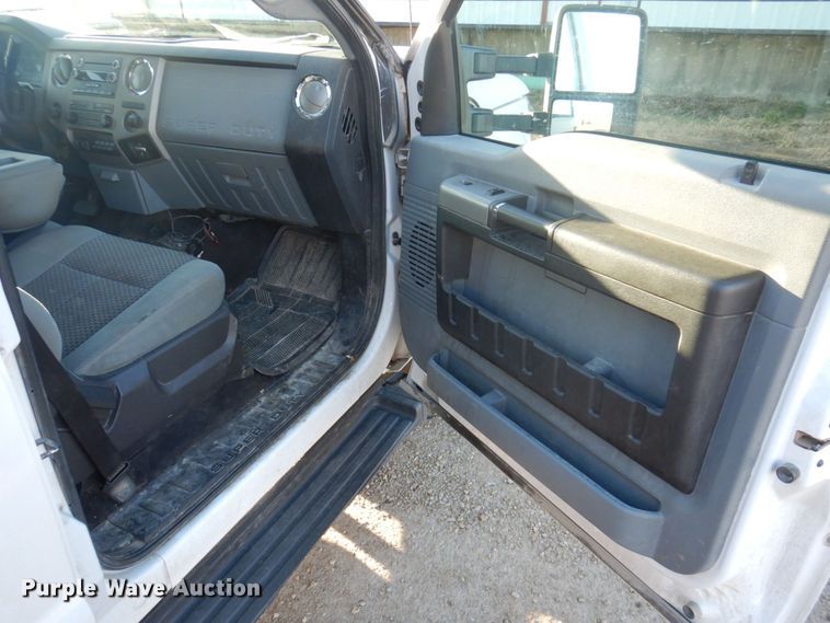 image for item MW9326 2013 Ford F350 Super Duty XLT  Crew Cab flatbed pickup truck