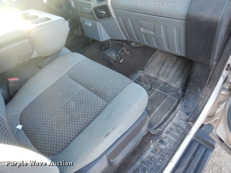 image for item MW9326 2013 Ford F350 Super Duty XLT  Crew Cab flatbed pickup truck