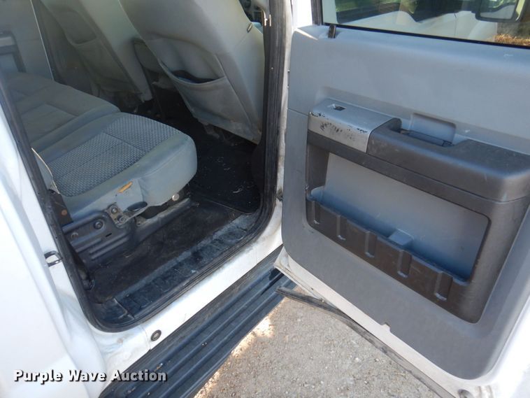 image for item MW9326 2013 Ford F350 Super Duty XLT  Crew Cab flatbed pickup truck