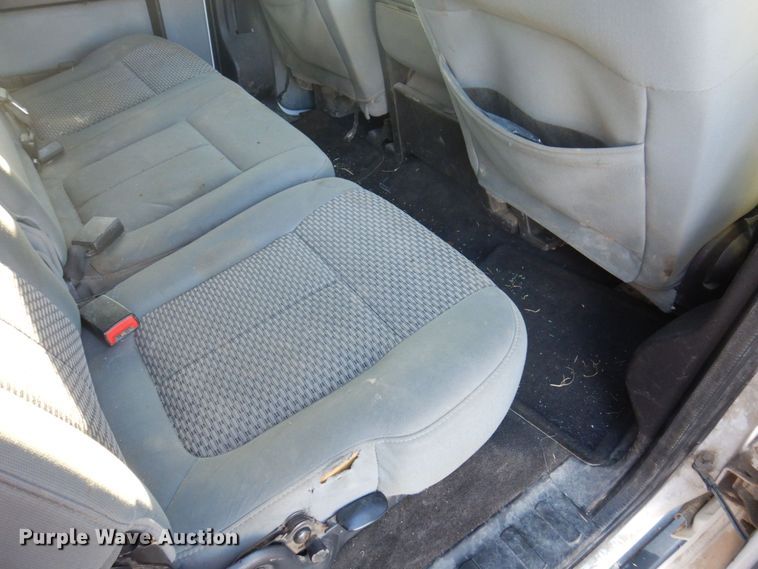 image for item MW9326 2013 Ford F350 Super Duty XLT  Crew Cab flatbed pickup truck