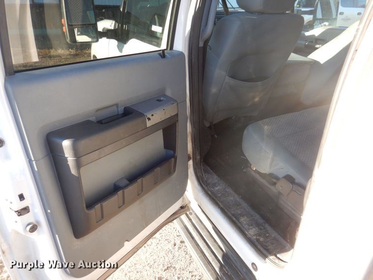 image for item MW9326 2013 Ford F350 Super Duty XLT  Crew Cab flatbed pickup truck