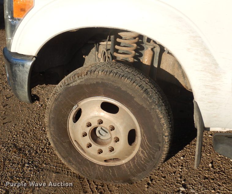 image for item MW9326 2013 Ford F350 Super Duty XLT  Crew Cab flatbed pickup truck