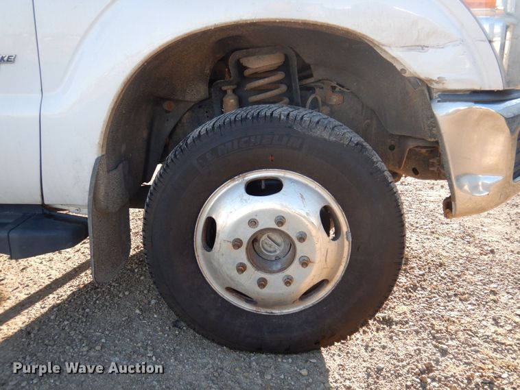 image for item MW9326 2013 Ford F350 Super Duty XLT  Crew Cab flatbed pickup truck