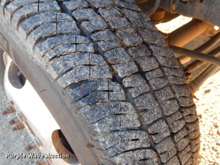 image for item MW9326 2013 Ford F350 Super Duty XLT  Crew Cab flatbed pickup truck