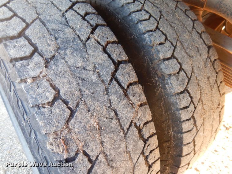 image for item MW9326 2013 Ford F350 Super Duty XLT  Crew Cab flatbed pickup truck