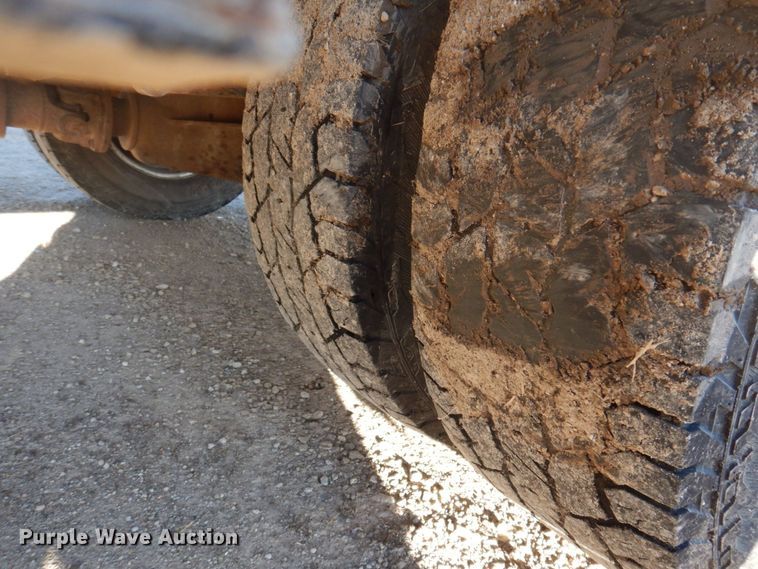 image for item MW9326 2013 Ford F350 Super Duty XLT  Crew Cab flatbed pickup truck