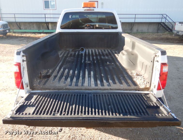image for item MW9328 2013 Ford F350 Super Duty XLT  Crew Cab pickup truck