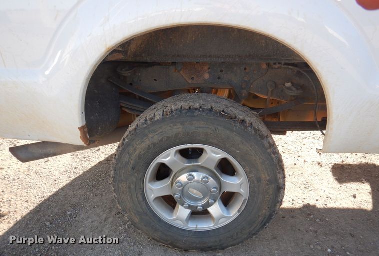 image for item MW9328 2013 Ford F350 Super Duty XLT  Crew Cab pickup truck