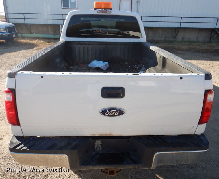 image for item MW9329 2013 Ford F350 Super Duty XLT  Crew Cab pickup truck