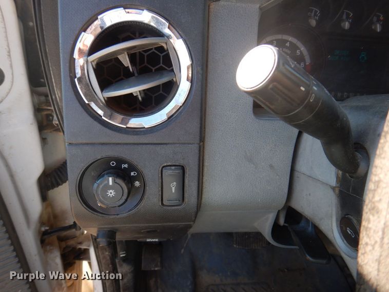 image for item MW9329 2013 Ford F350 Super Duty XLT  Crew Cab pickup truck