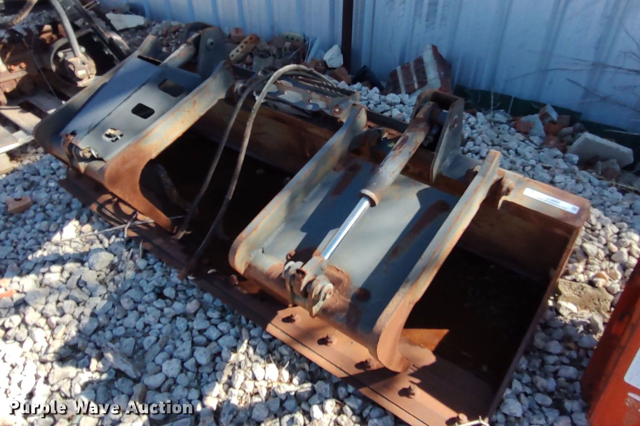 Skid steer grapple bucket in Oklahoma City, OK Item LL9004 sold Purple Wave