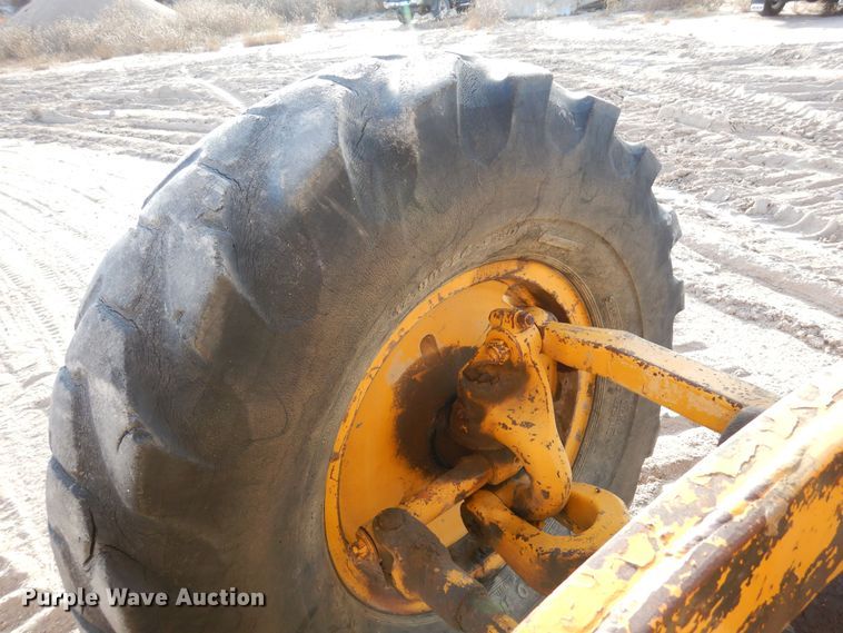 image for item DF8191 1973 Caterpillar 12F  rigid frame motor grader