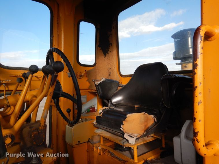 image for item DF8191 1973 Caterpillar 12F  rigid frame motor grader