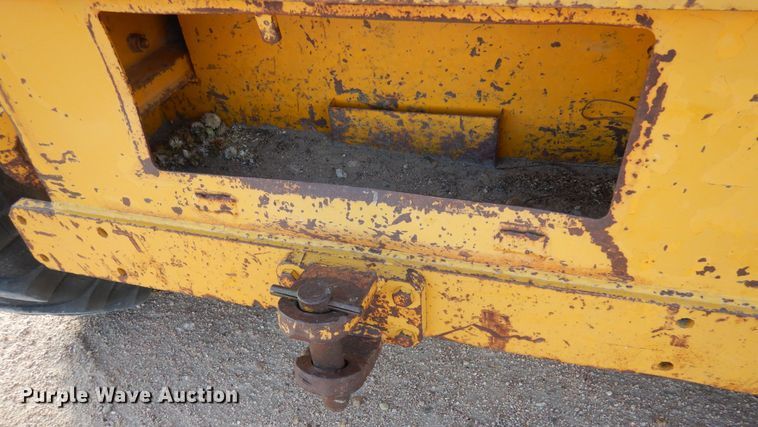 image for item DF8191 1973 Caterpillar 12F  rigid frame motor grader