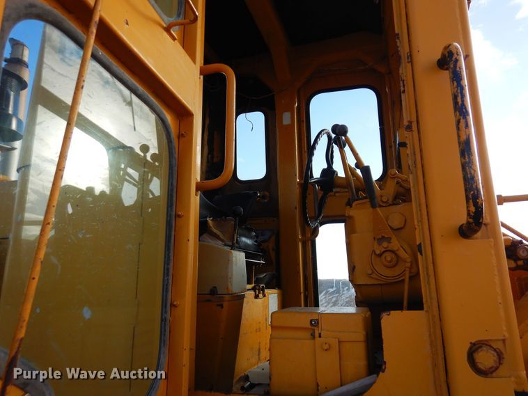 image for item DF8191 1973 Caterpillar 12F  rigid frame motor grader