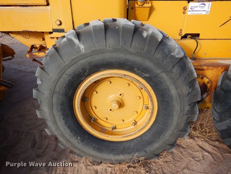 image for item DF8191 1973 Caterpillar 12F  rigid frame motor grader