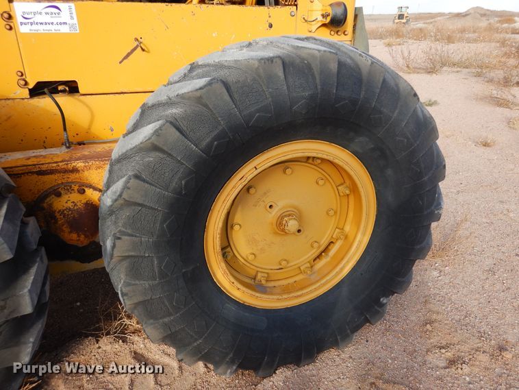 image for item DF8191 1973 Caterpillar 12F  rigid frame motor grader