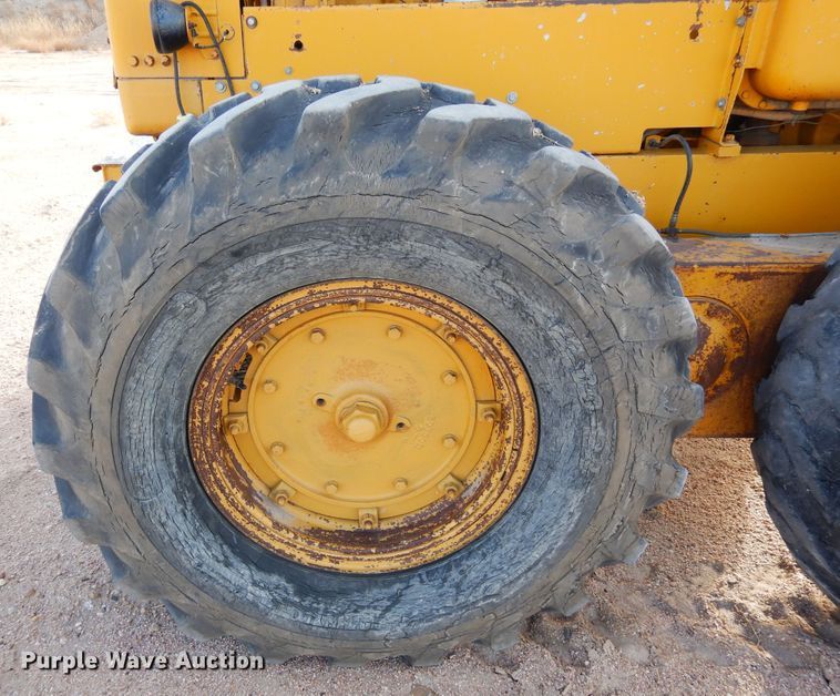 image for item DF8191 1973 Caterpillar 12F  rigid frame motor grader