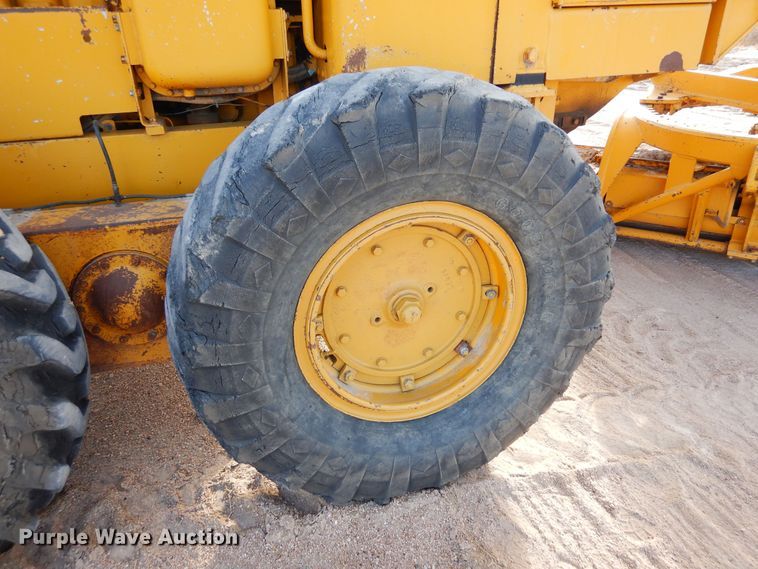 image for item DF8191 1973 Caterpillar 12F  rigid frame motor grader