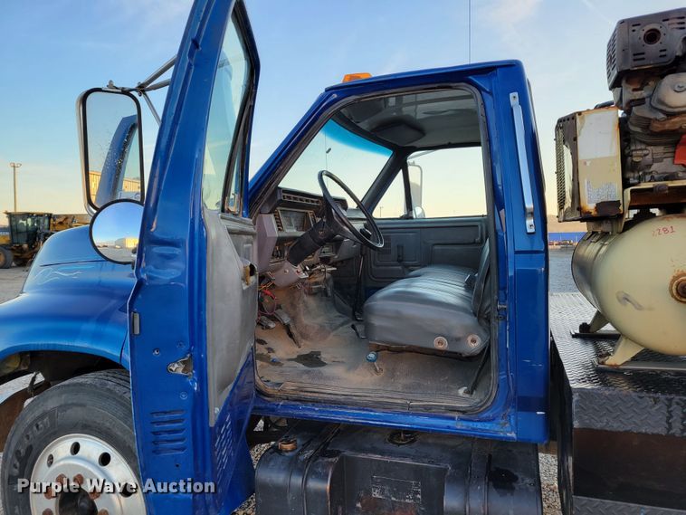 image for item DM8099 1997 Ford F800  utility / service truck