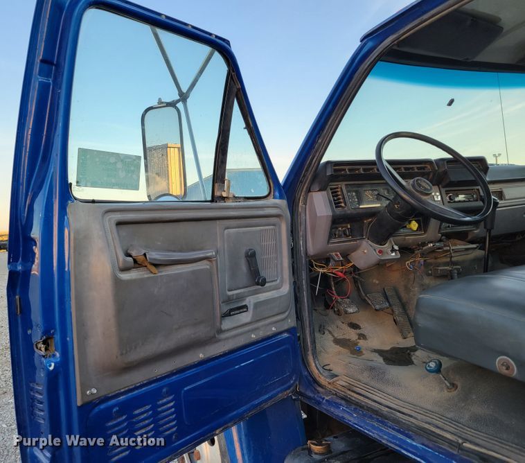 image for item DM8099 1997 Ford F800  utility / service truck