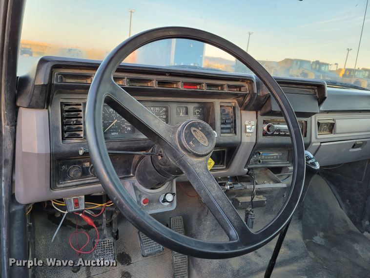image for item DM8099 1997 Ford F800  utility / service truck