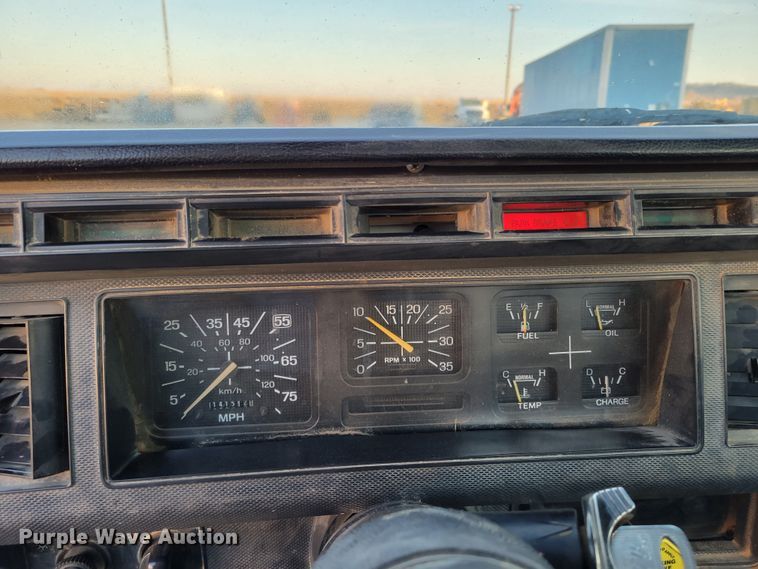 image for item DM8099 1997 Ford F800  utility / service truck