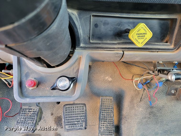 image for item DM8099 1997 Ford F800  utility / service truck