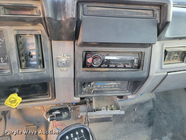 image for item DM8099 1997 Ford F800  utility / service truck