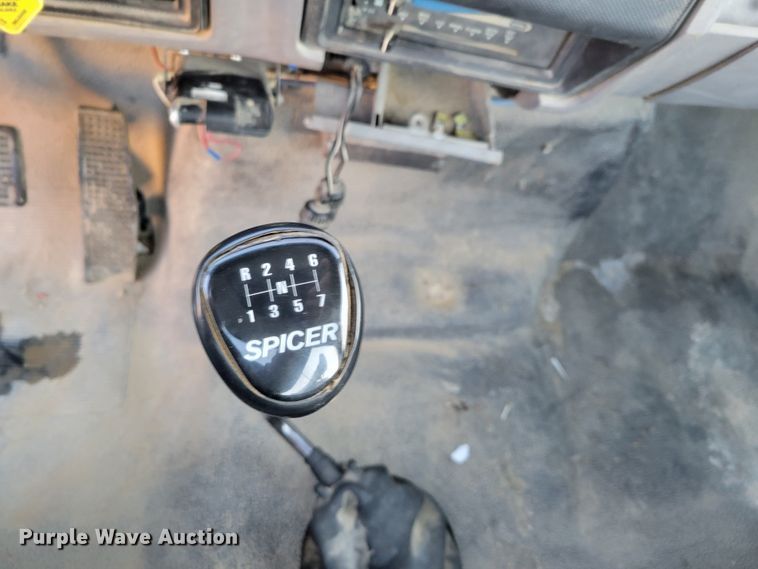 image for item DM8099 1997 Ford F800  utility / service truck