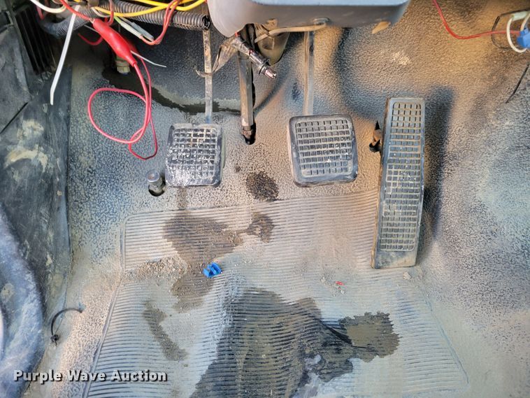 image for item DM8099 1997 Ford F800  utility / service truck