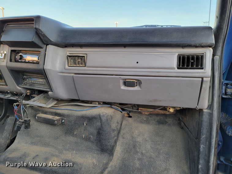 image for item DM8099 1997 Ford F800  utility / service truck