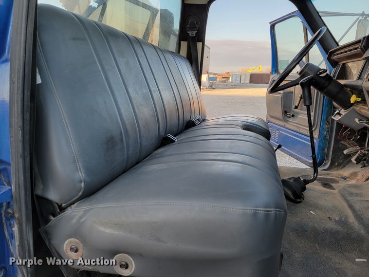 image for item DM8099 1997 Ford F800  utility / service truck