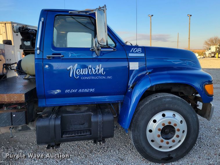 image for item DM8099 1997 Ford F800  utility / service truck