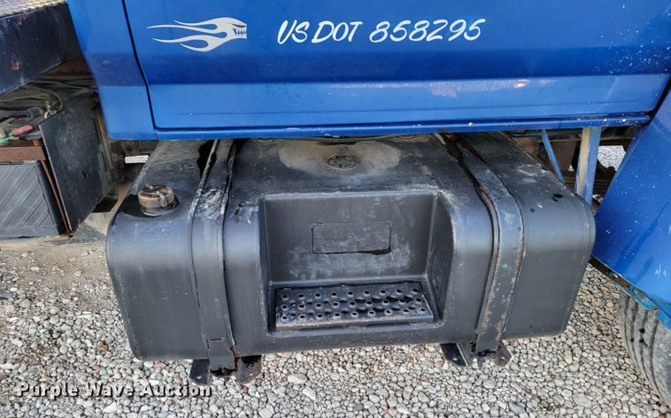 image for item DM8099 1997 Ford F800  utility / service truck