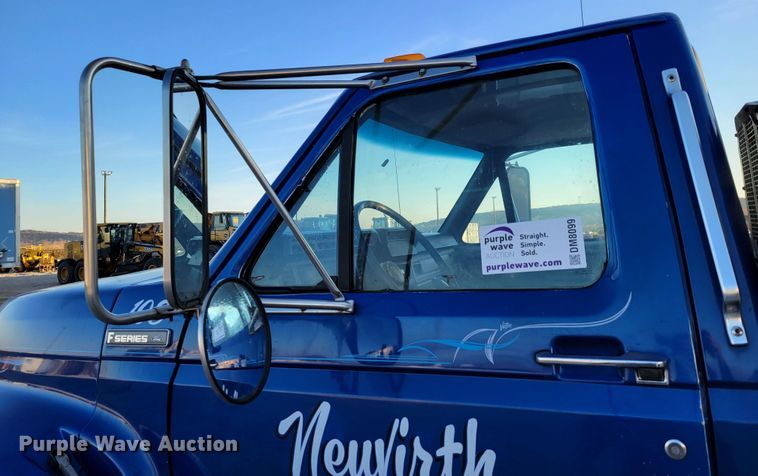 image for item DM8099 1997 Ford F800  utility / service truck